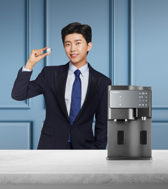 청호나이스 살균얼음정수기 세니타와 모델 임영웅. [청호나이스 제공]